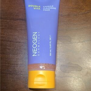Double Vita Capsule Cleansing Foam - Purple and Yellow